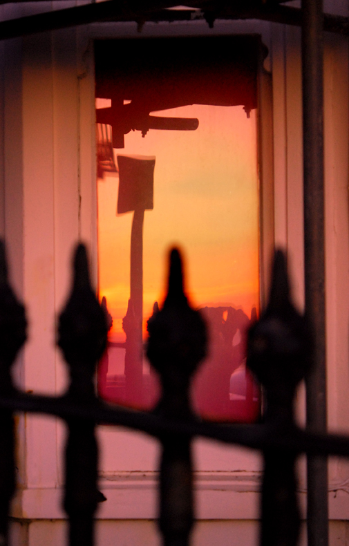 window_sunset_reflection